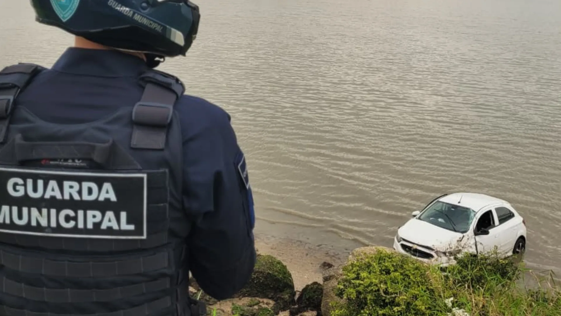 Carro cai no mar após motorista perder o controle na Beira-Mar em Florianópolis | Imagem: Guarda Municipal de Florianópolis