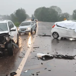 Imagens impressionantes! Três pessoas ficam feridas em grave acidente na BR-282 em SC | Imagem: Divulgação/ Redes Sociais 