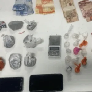 'Difulcades financeiras' diz jovem preso por tráfico em SC; drogas estavam entre itens do filho de 2 anos | Imagem: Polícia Militar de SC