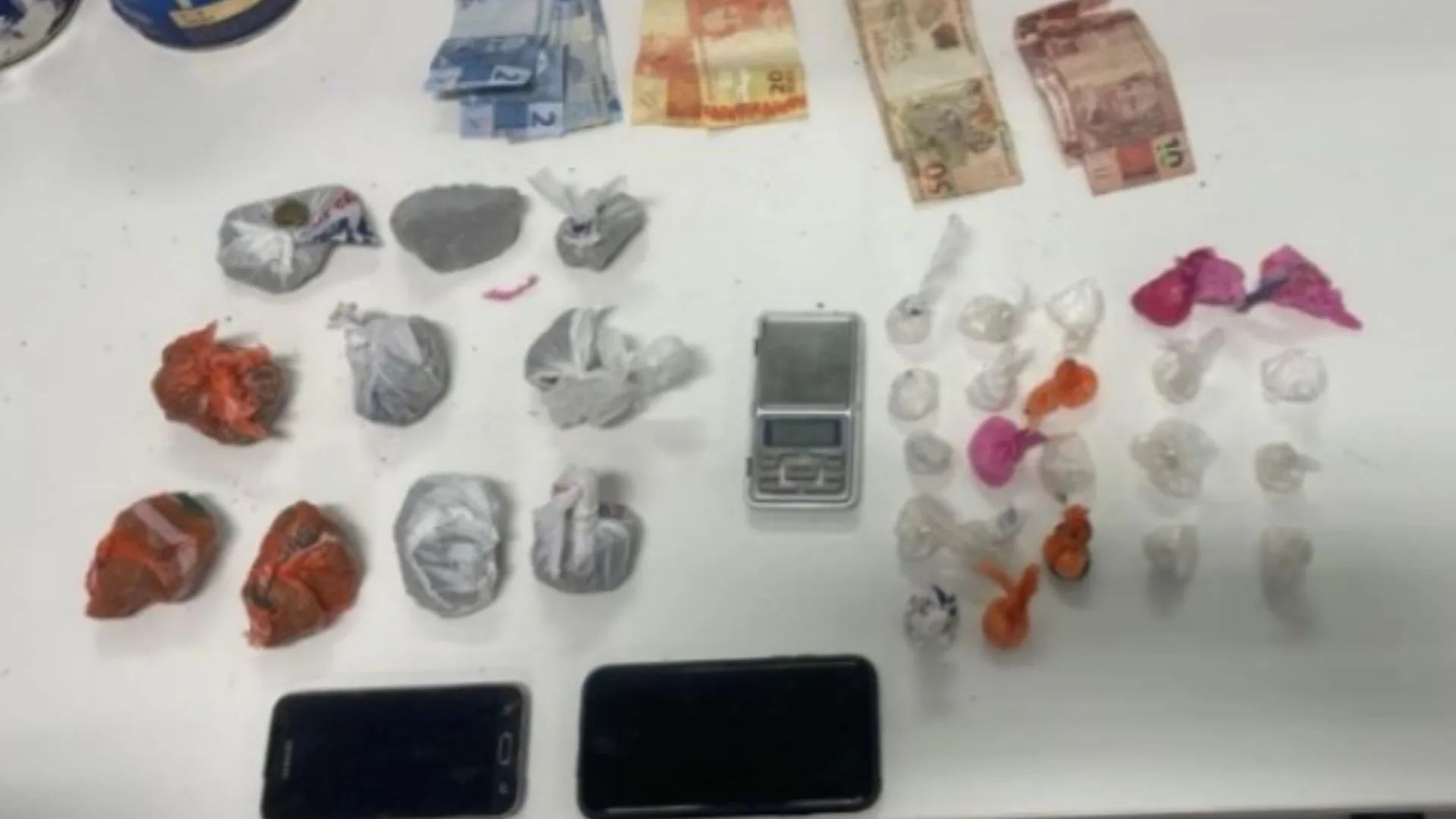 ‘Difulcades financeiras’ diz jovem preso por tráfico em SC; drogas estavam entre itens do filho de 2 anos | Imagem: Polícia Militar de SC