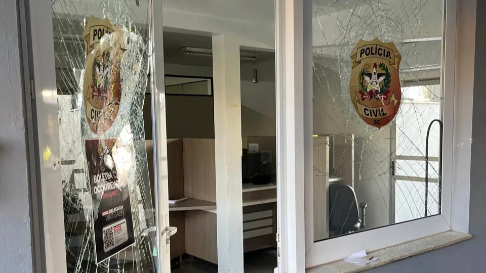 Jovem é preso em flagrante após depredar Delegacia em SC | Polícia Civil de SC