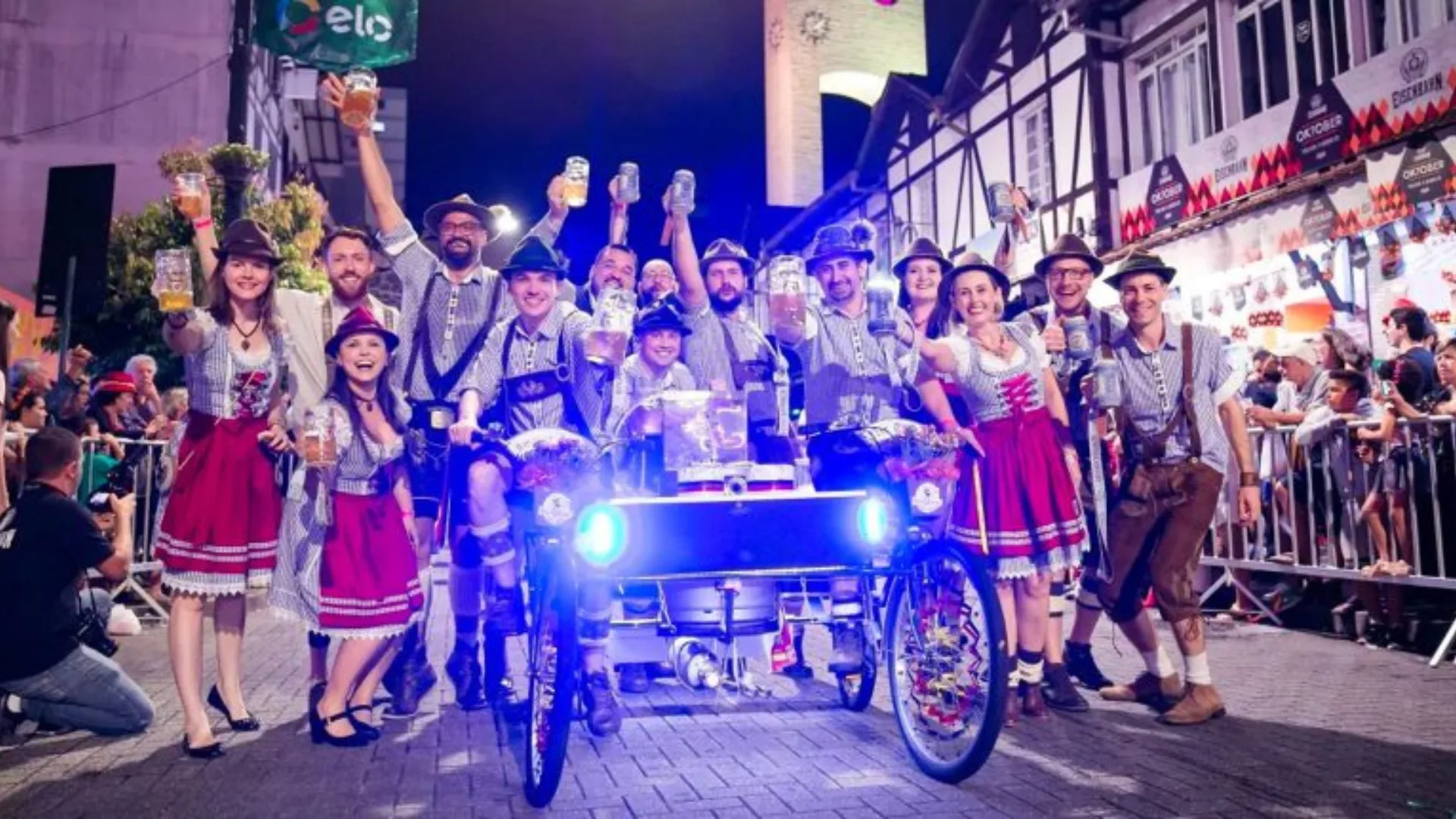 É hoje! Saiba como usar o traje típico alemão e aproveitar entrada gratuita ou meia-entrada na Oktoberfest Blumenau | Foto: Daniel Zimmermann/Divulgação