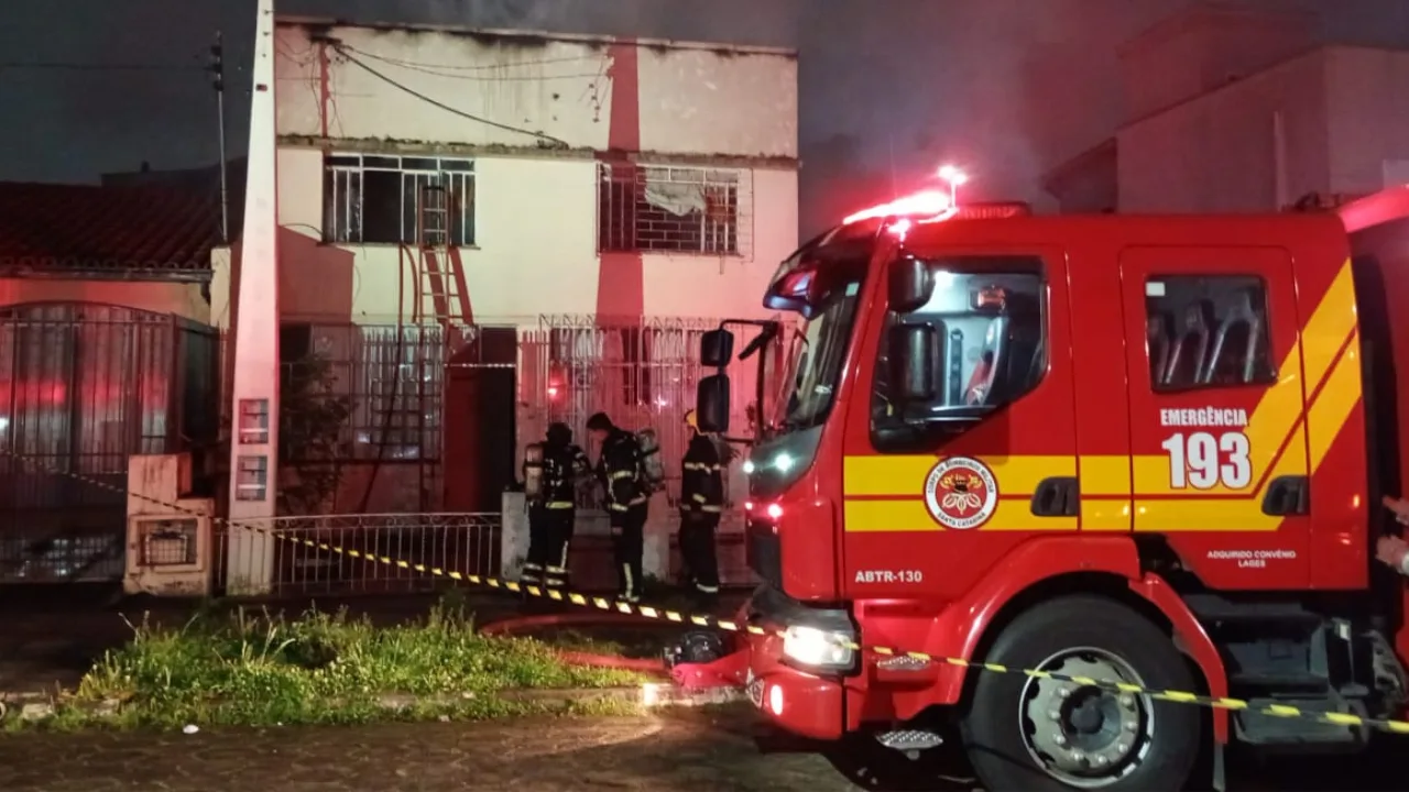 Fogo destrói parte de residência durante a madrugada em Lages | Foto: 5º BBM