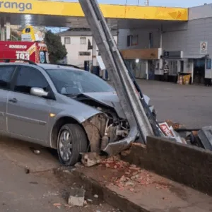 Motorista foge após bater carro em estrutura de posto na Serra | Foto: PMRV/SC