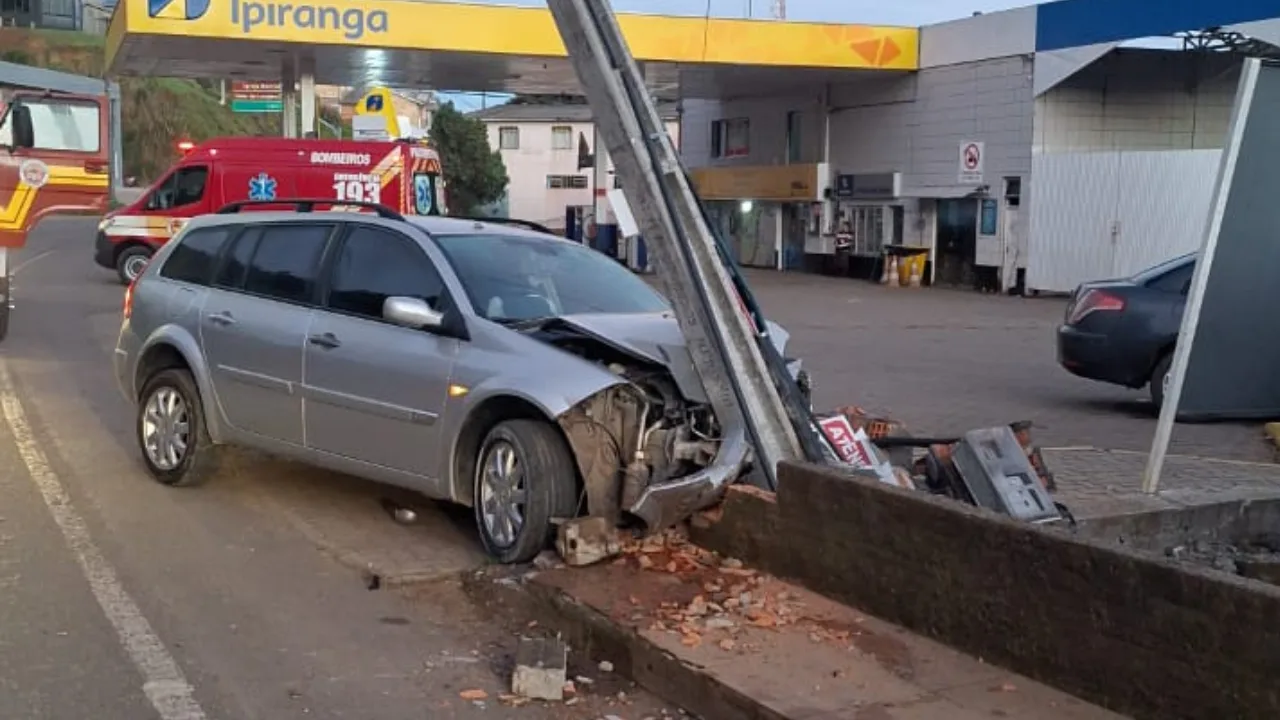 Motorista foge após bater carro em estrutura de posto na Serra | Foto: PMRV/SC Motorista foge após bater carro em estrutura de posto na Serra | Foto: PMRV/SC