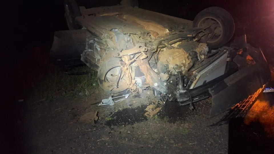 Capotamento em SC deixa homem ferido; motorista teria dormido ao volante | Imagem: PMRv