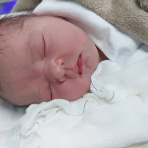 Pai realiza o parto da própria filha dentro do carro em Lages