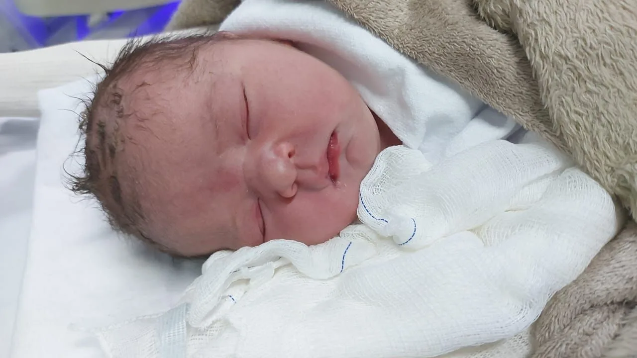 Pai realiza o parto da própria filha dentro do carro em Lages 