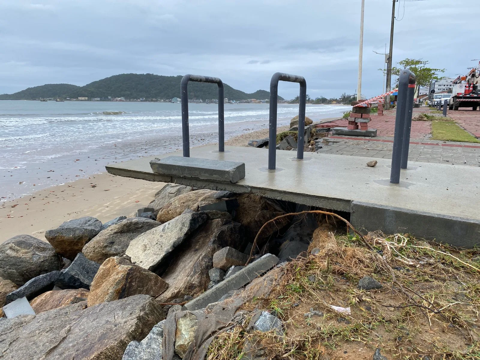 Ressaca 'arranca' parte de novo calçadão em orla de praia em SC; veja imagens (1)