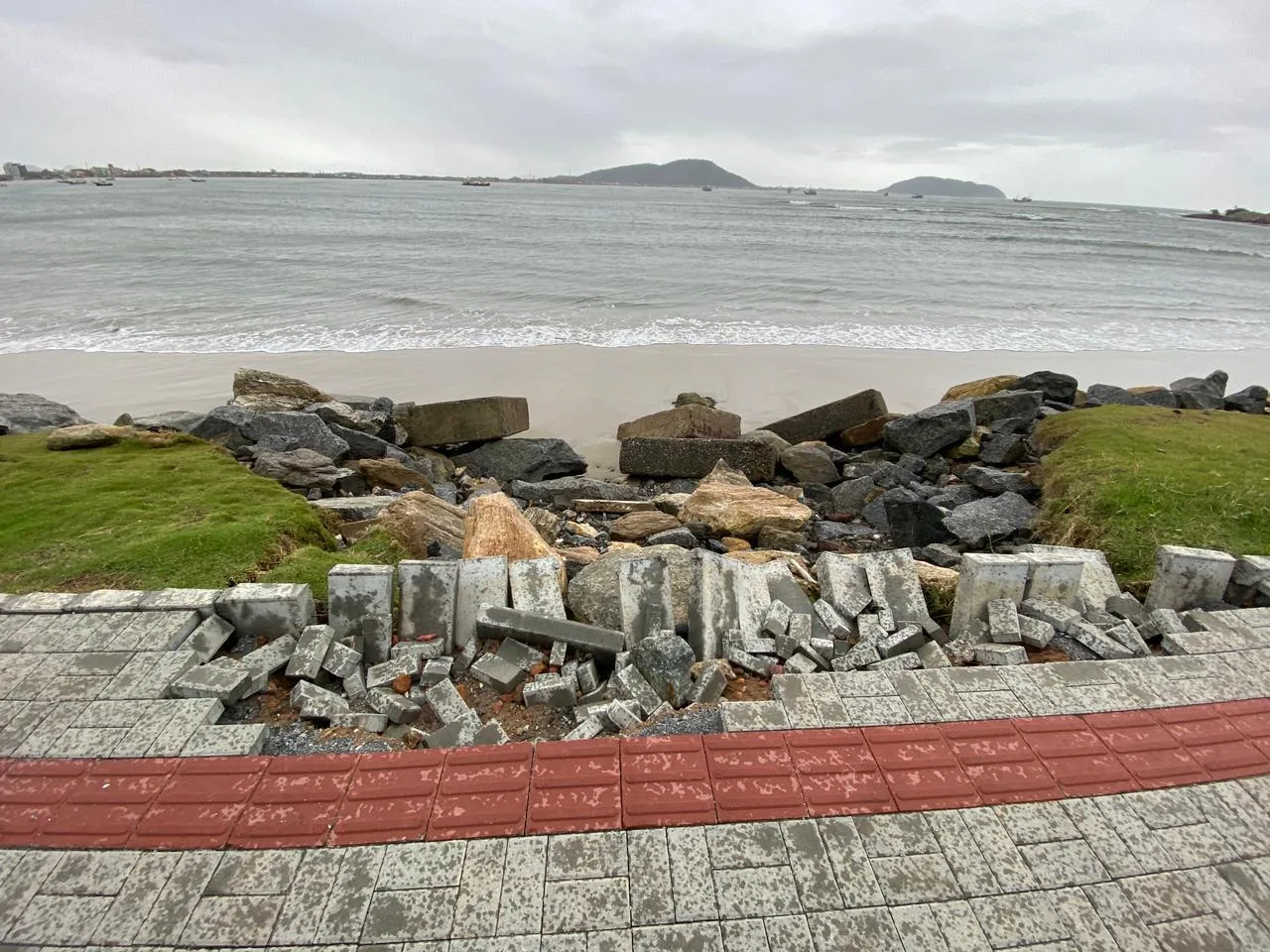 Ressaca 'arranca' parte de novo calçadão em orla de praia em SC; veja imagens (1)