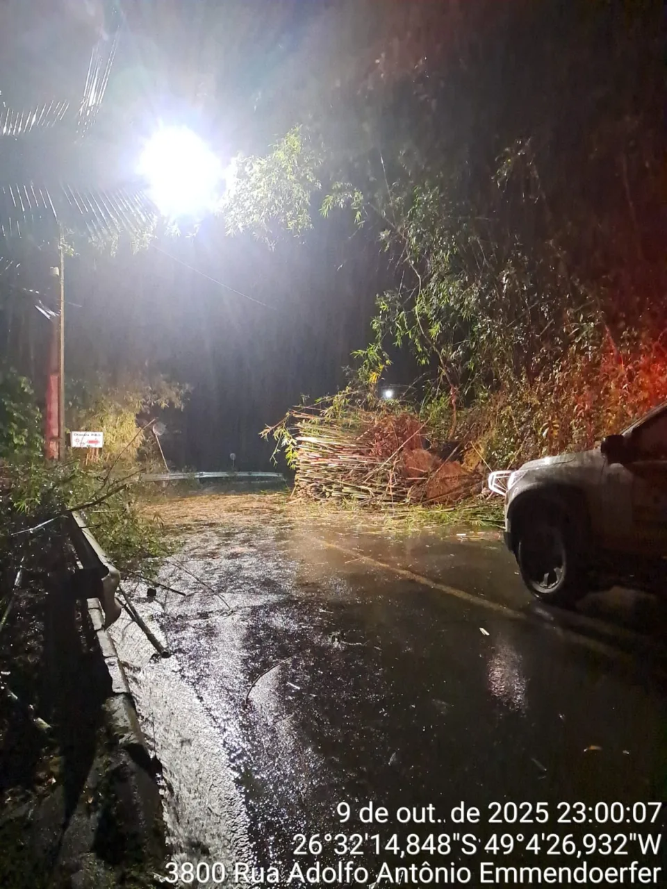 Rua é interditada após deslizamento de terra em Jaraguá do Sul
