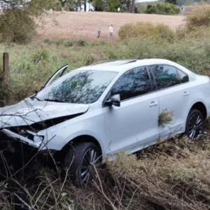 Saída de pista resulta em tombamento em barranco na SC-114, em Lages | Foto: PMRv Serra