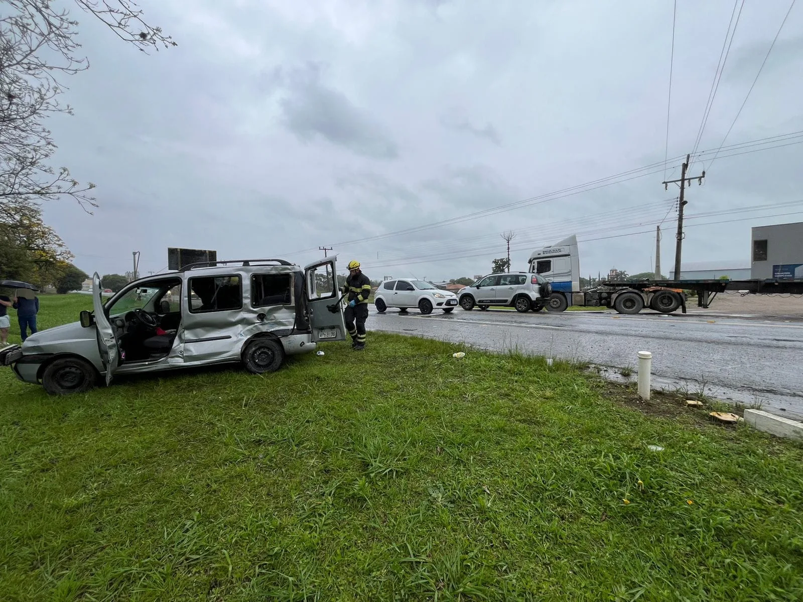 VÍDEO carro entra na BR-282 e é brutalmente atingido por carreta