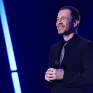 Voz de Tiago Leifert invade metrô em ação do The Voice Brasil | Imagem: Reprodução