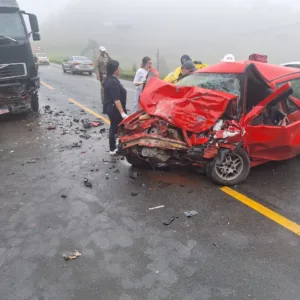 Colisão frontal entre dois veículos deixa um morto e outro ferido em SC; veja imagens | CBMSC
