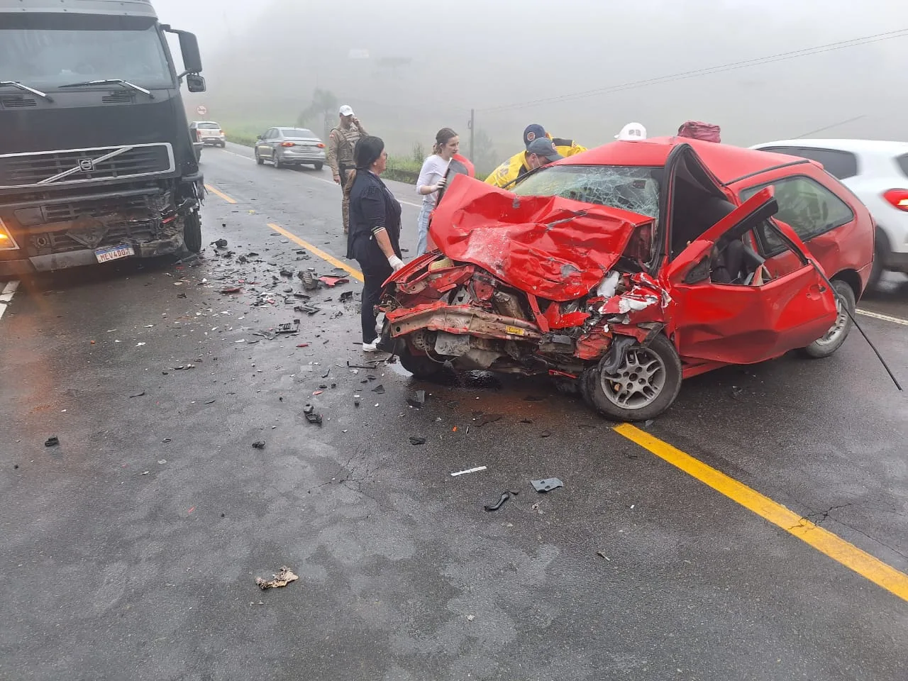 Colisão frontal entre dois veículos deixa um morto e outro ferido em SC; veja imagens | CBMSC