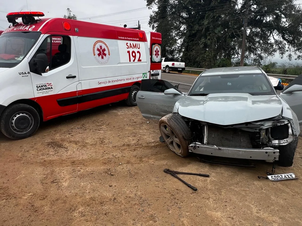URGENTE: grave acidente deixa família ferida em SC; criança foi ejetada do carro | Imagem: Corpo de Bombeiros de SC