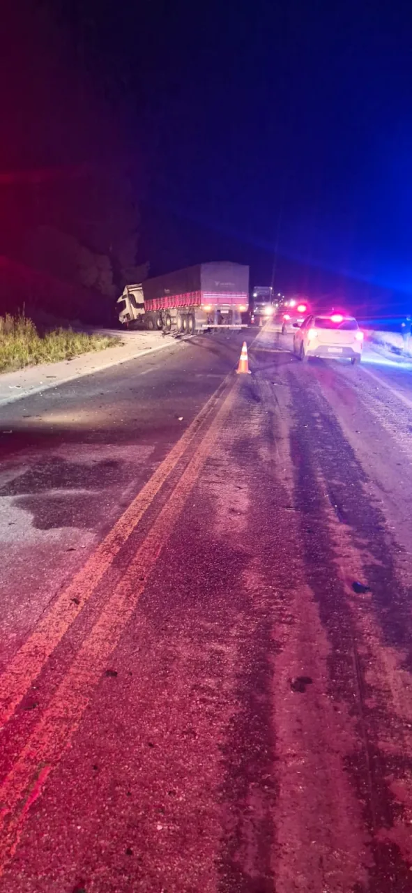 Dois homens morrem e carro fica 'irreconhecível' após acidente na BR-282 na Serra de SC