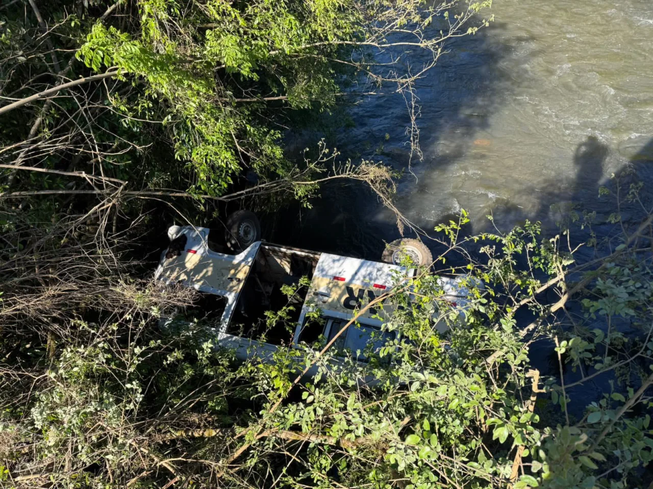 Kombi com alunos de SC capota e cai dentro de rio; veja imagens