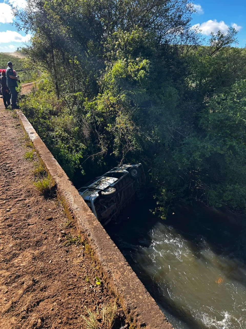 Kombi com alunos de SC capota e cai dentro de rio; veja imagens