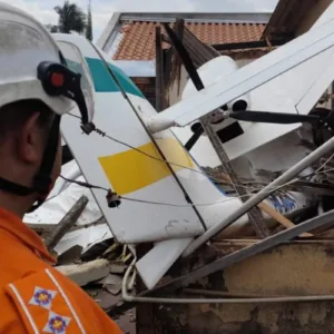 Avião de pequeno porte cai em área residencial | Foto: divulgação CBMGO 