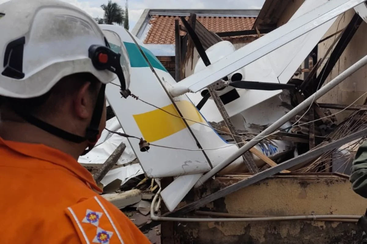Avião de pequeno porte cai em área residencial | Foto: divulgação CBMGO 