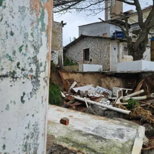 Maré alta causa estragos na praia dos Ingleses, em Florianópolis | Foto: SCC10