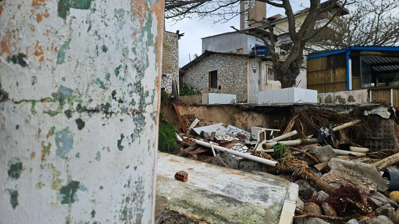Maré alta causa estragos na praia dos Ingleses, em Florianópolis | Foto: SCC10