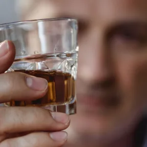 82% dos brasileiros que exageram na bebida acham que bebem moderadamente