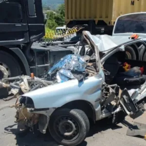 Dois homens morrem em colisão entre carro e carreta na BR-470 em SC | Imagem: CBMSC