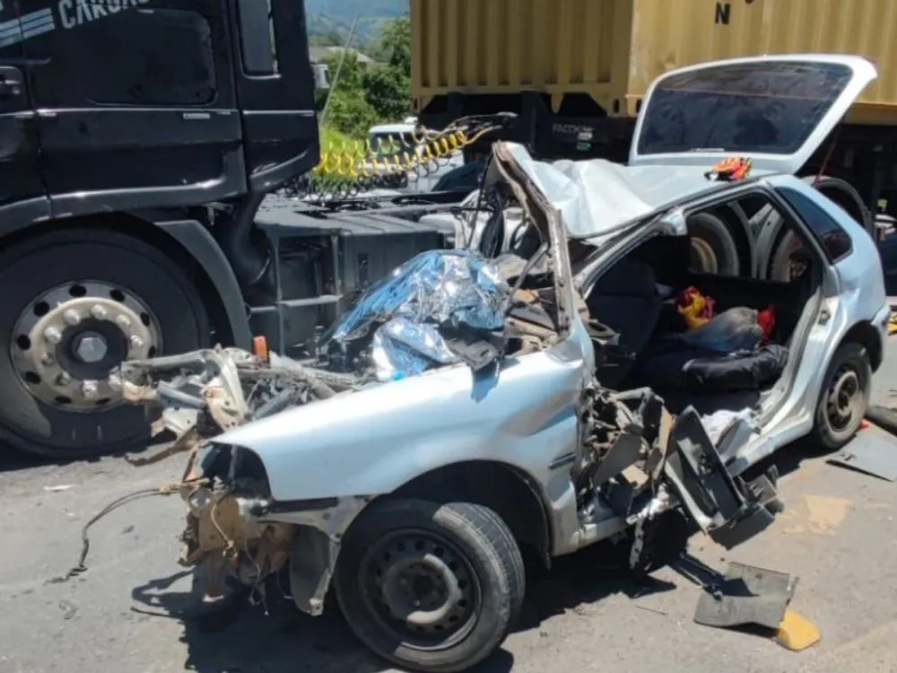 Dois homens morrem em colisão entre carro e carreta na BR-470 em SC | Imagem: CBMSC