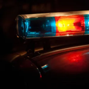 Após botar fogo em casa, pai abandona filha em Conselho Tutelar | Foto: Canva | Reprodução