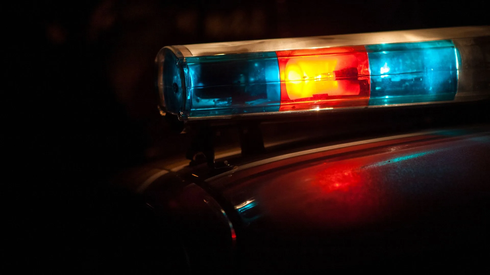 Após botar fogo em casa, pai abandona filha em Conselho Tutelar | Foto: Canva | Reprodução