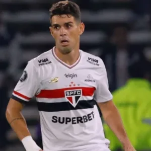 Após susto cardíaco, Oscar tranquiliza fãs e avalia aposentadoria do futebol