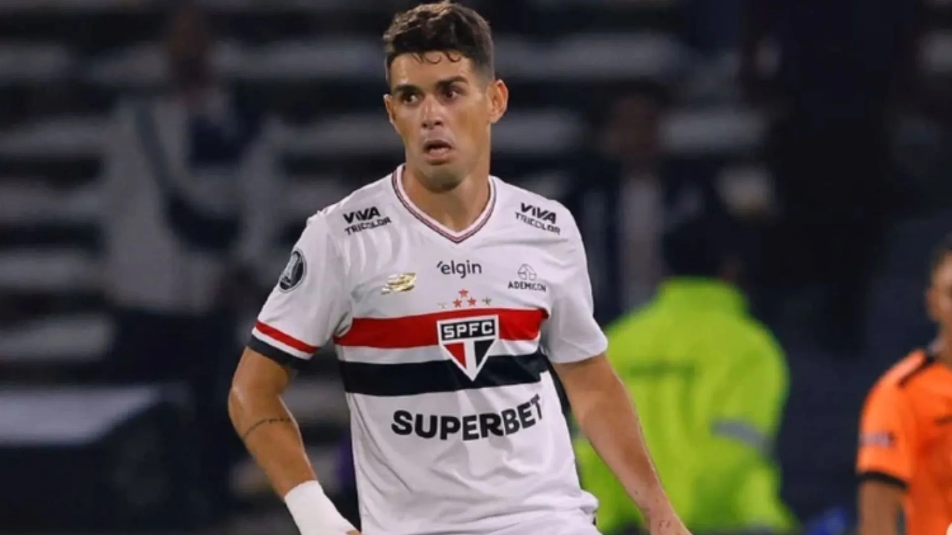 Após susto cardíaco, Oscar tranquiliza fãs e avalia aposentadoria do futebol.| Foto: Divulgação / Redes Sociais