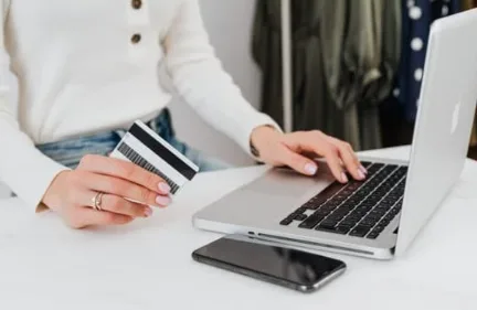 Bancos brasileiros e Pix enfrentam instabilidade em meio à falha global na rede da Cloudflare | Foto: Canva