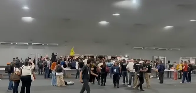 COP30: manifestantes confrontam segurança para entrar em área restrita | Foto: Reprodução/SBT News