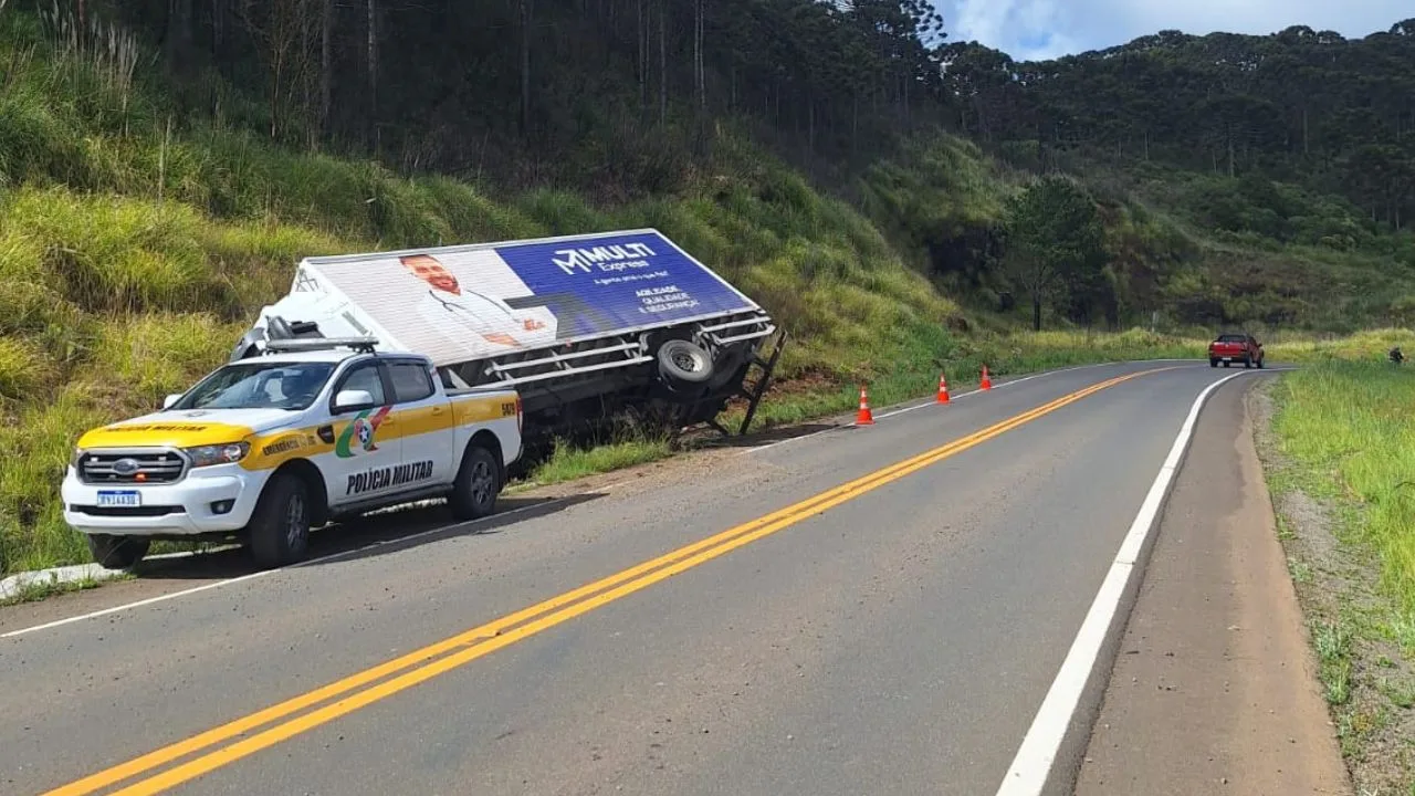 Caminhão tomba na SC-110 em São Joaquim após saída de pista | Foto: PMRv Serra