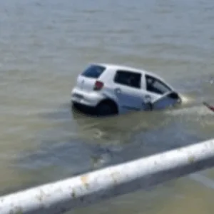 Carro cai em rio de Santa Catarina | Foto: Reprodução/@rubensangioletti/Instagram