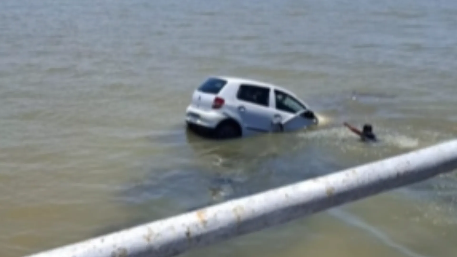 Carro cai em rio de Santa Catarina | Foto: Reprodução/@rubensangioletti/Instagram