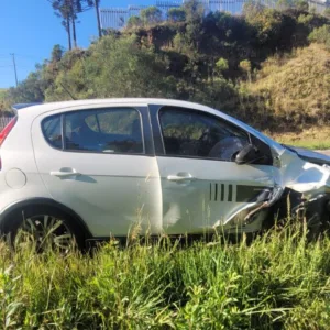 Carro invade pista e causa colisão na SC-390 em Bom Jardim da Serra