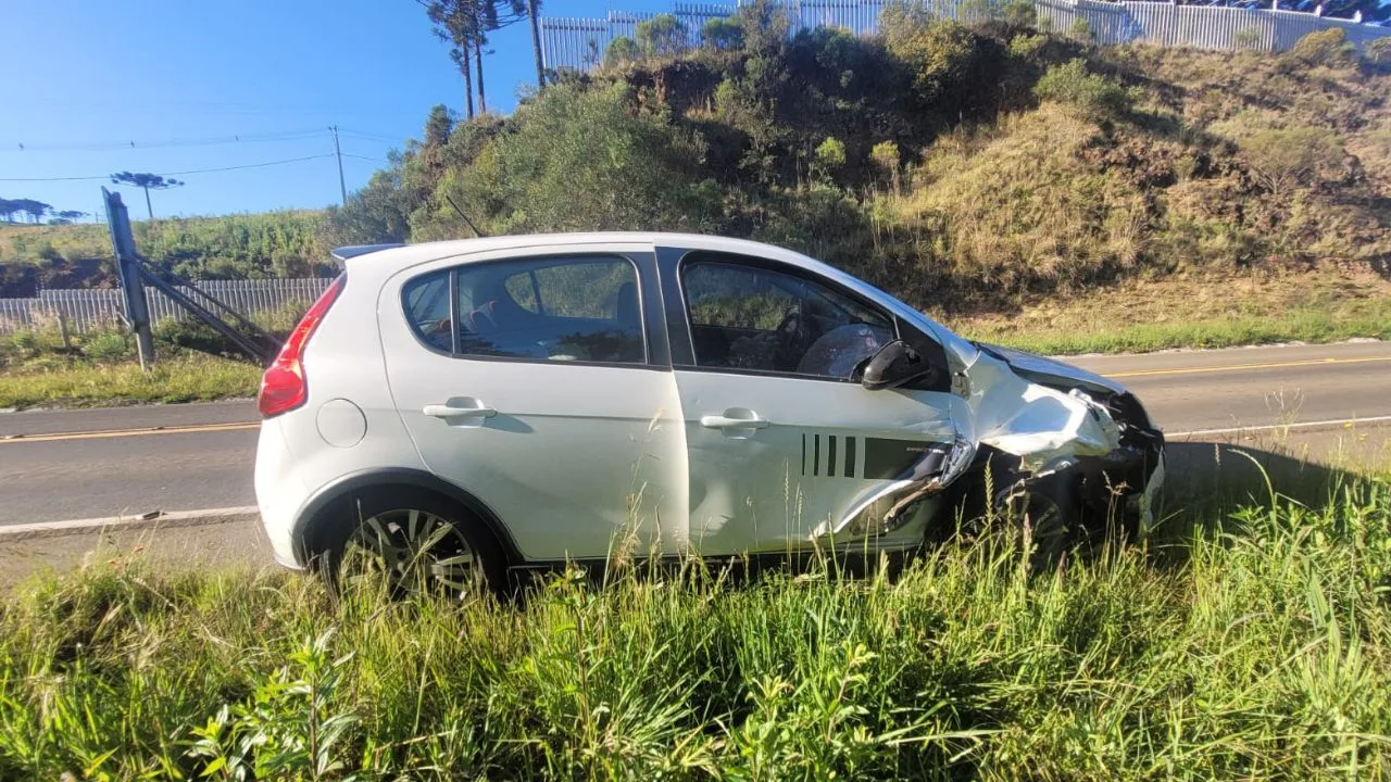 Carro invade pista e causa colisão na SC-390 em Bom Jardim da Serra | Foto: PMRv Serra
