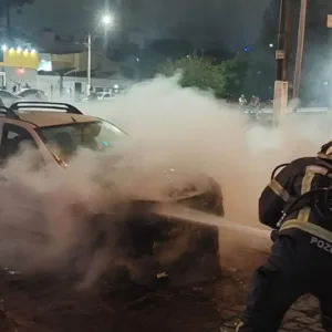 Carro pega fogo ao lado de posto de combustível em Lages | Foto: 5º BBM