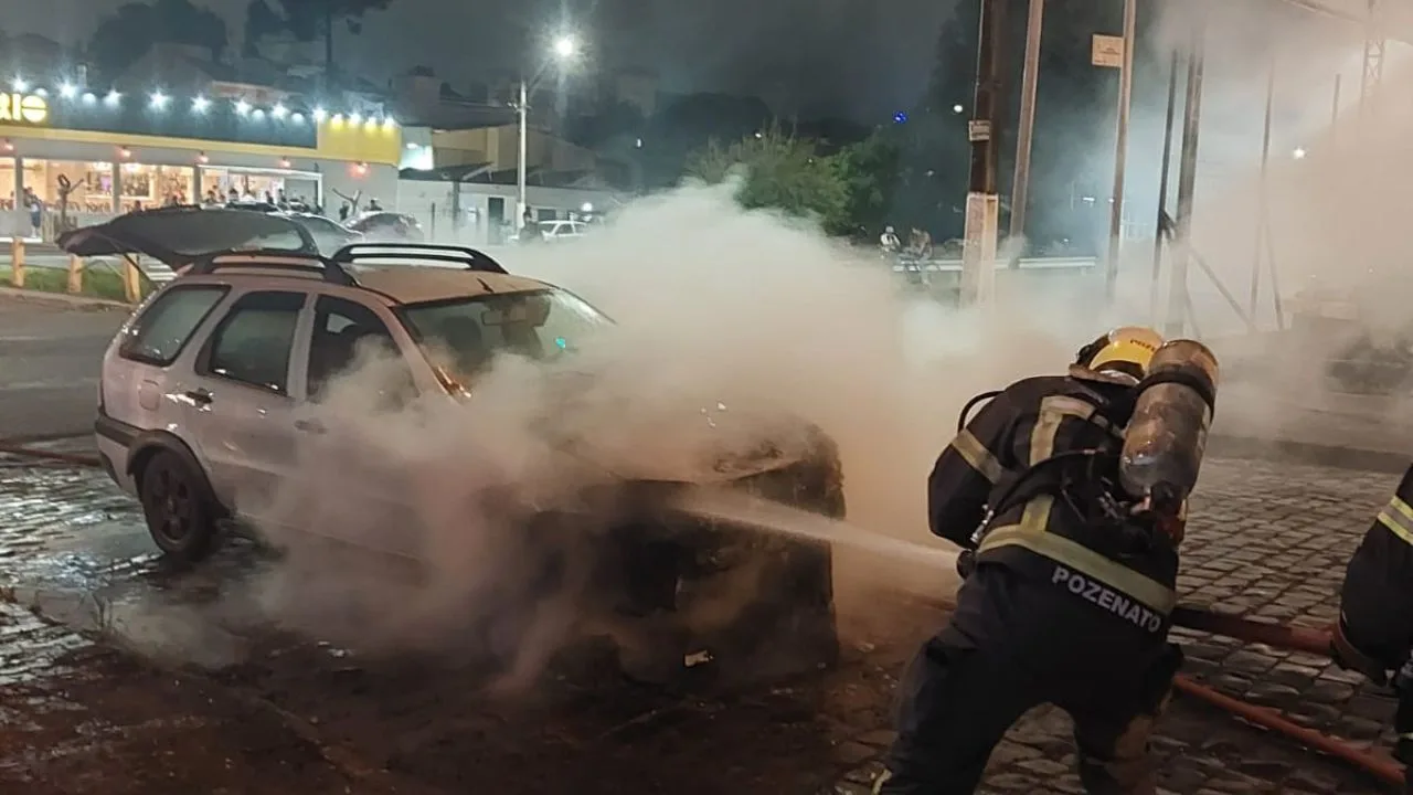Carro pega fogo ao lado de posto de combustível em Lages | Foto: 5º BBM