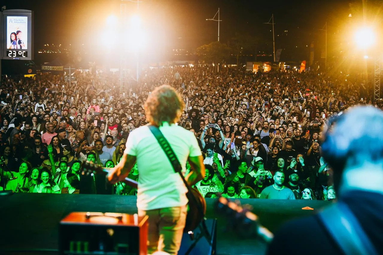 Dazaranha reúne mais de 20 mil pessoas em show gratuito na Beira-Mar Norte