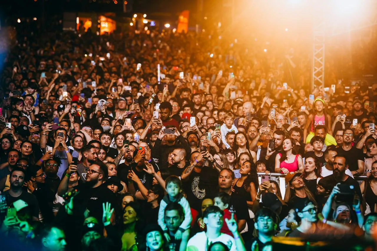 Dazaranha reúne mais de 20 mil pessoas em show gratuito na Beira-Mar Norte