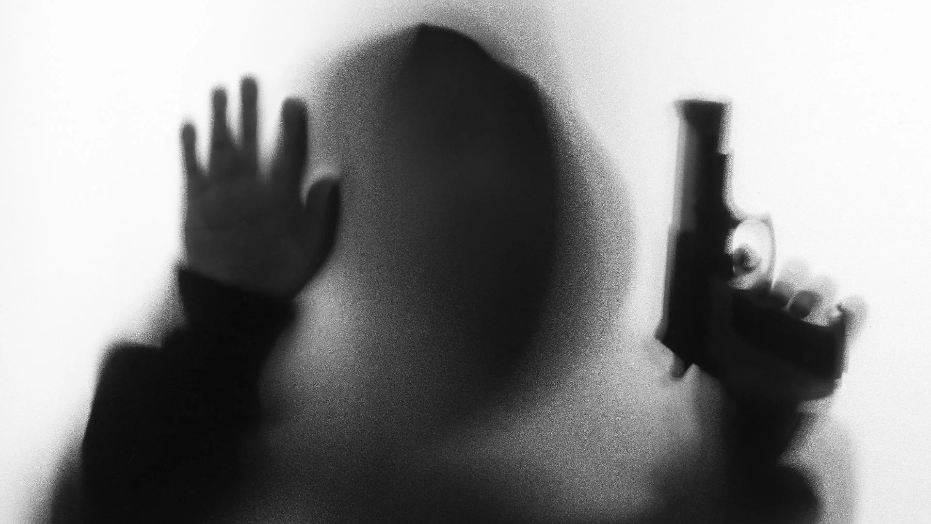 Durante surto psicótico, filha mata pai a tiros e é presa em flagrante | Foto: Canva | Reprodução