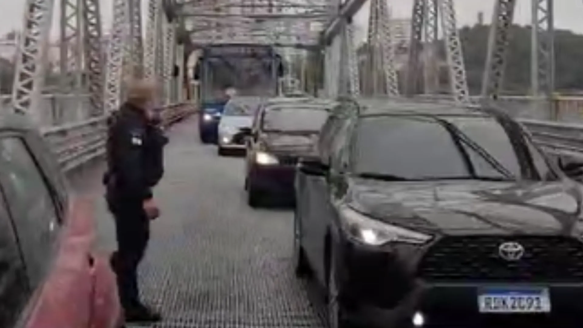 Engavetamento envolve cinco veículos na ponte Hercílio Luz nesta terça | Foto: Reprodução/GMF