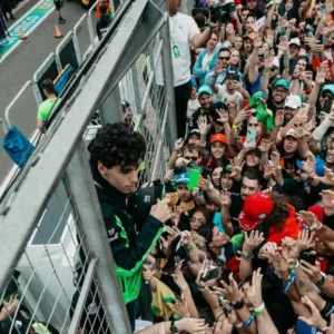 F1 Norris vence, Bortoleto abandona e Verstappen impressiona no GP do Brasil