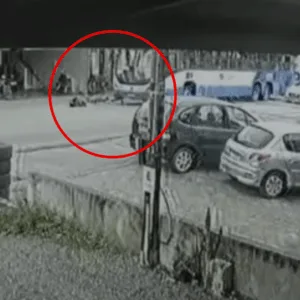 Homem é atropelado por ônibus enquanto atravessava a faixa de pedestre em Florianópolis | Foto: Cedida